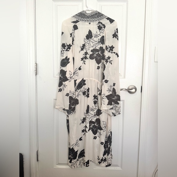 Billabong Sea the Sun Floral Kimono - Picture 2 of 9